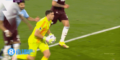 大马丁发手抛球被京多安撞到头部，向裁判投诉无果