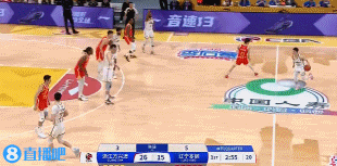 探囊取物！张镇麟摆脱防守顺下接球 转身面对空篮双手暴扣