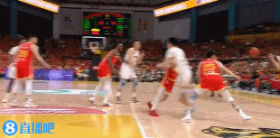 探囊取物！张镇麟摆脱防守顺下接球 转身面对空篮双手暴扣