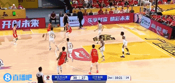 差点就是名画！奈特突破试图单臂隔人炸扣！但是扣飞了...😲