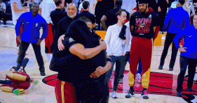 见到老队友！汤普森紧紧拥抱刚刚失去父亲的乐福