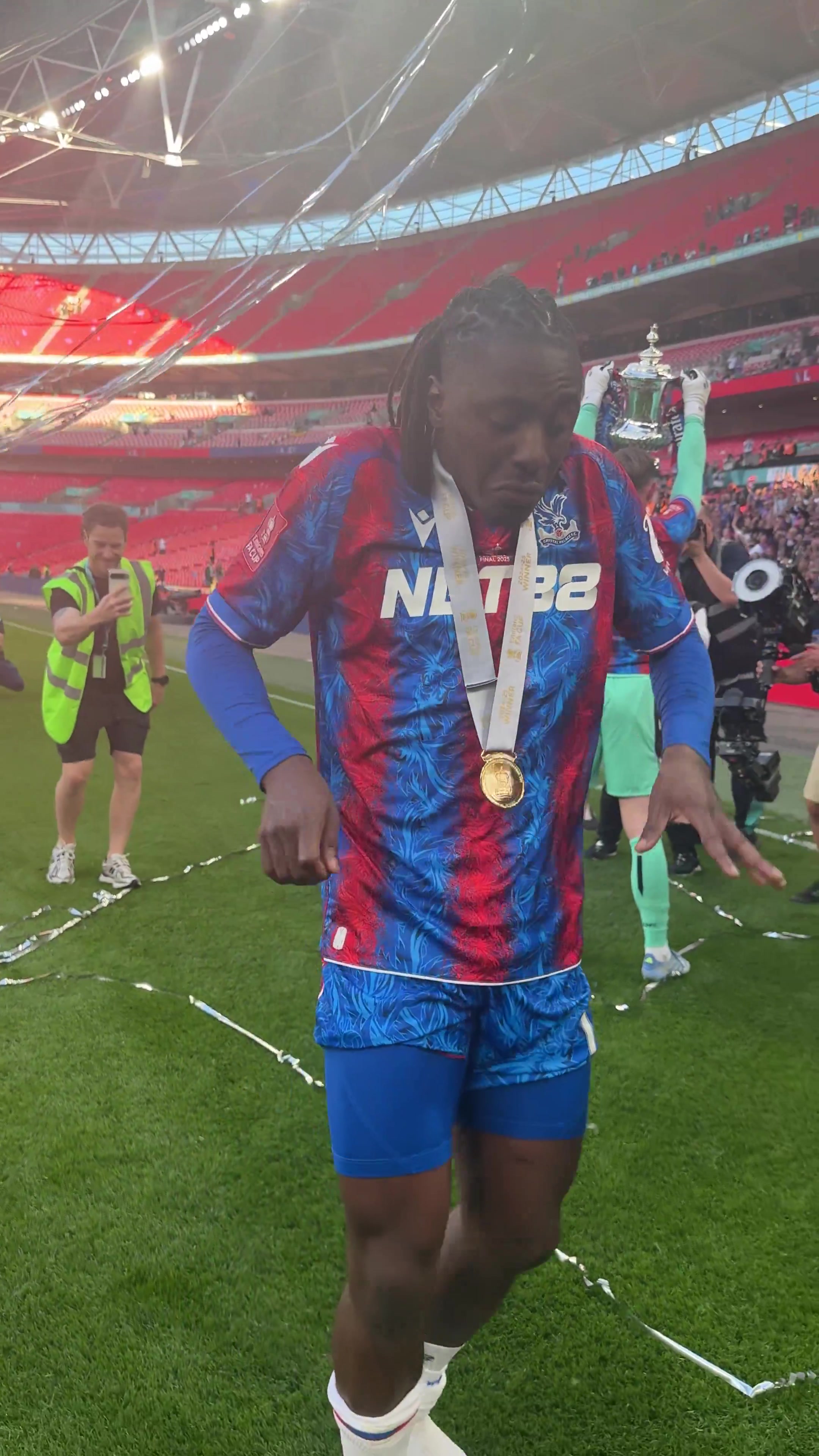 🕺舞姿如何？埃泽足总杯决赛后跳舞庆祝夺冠