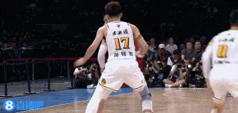 杀伤力！周琦内线接球腾空欲扣 造成卡尔顿违体犯规